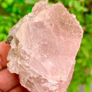 Impresionante y lindo ejemplar de cristal de fluorita bicolor rosa y verde, grabado, de 133 g, procedente de la mina Chumarbakhor, Nagar, Gilgit, Pakistán.