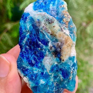 グリーンソーダライト巨大結晶 驚くべき青緑色のソーダライトと未知のピンク色の鉱物がマトリックスに
