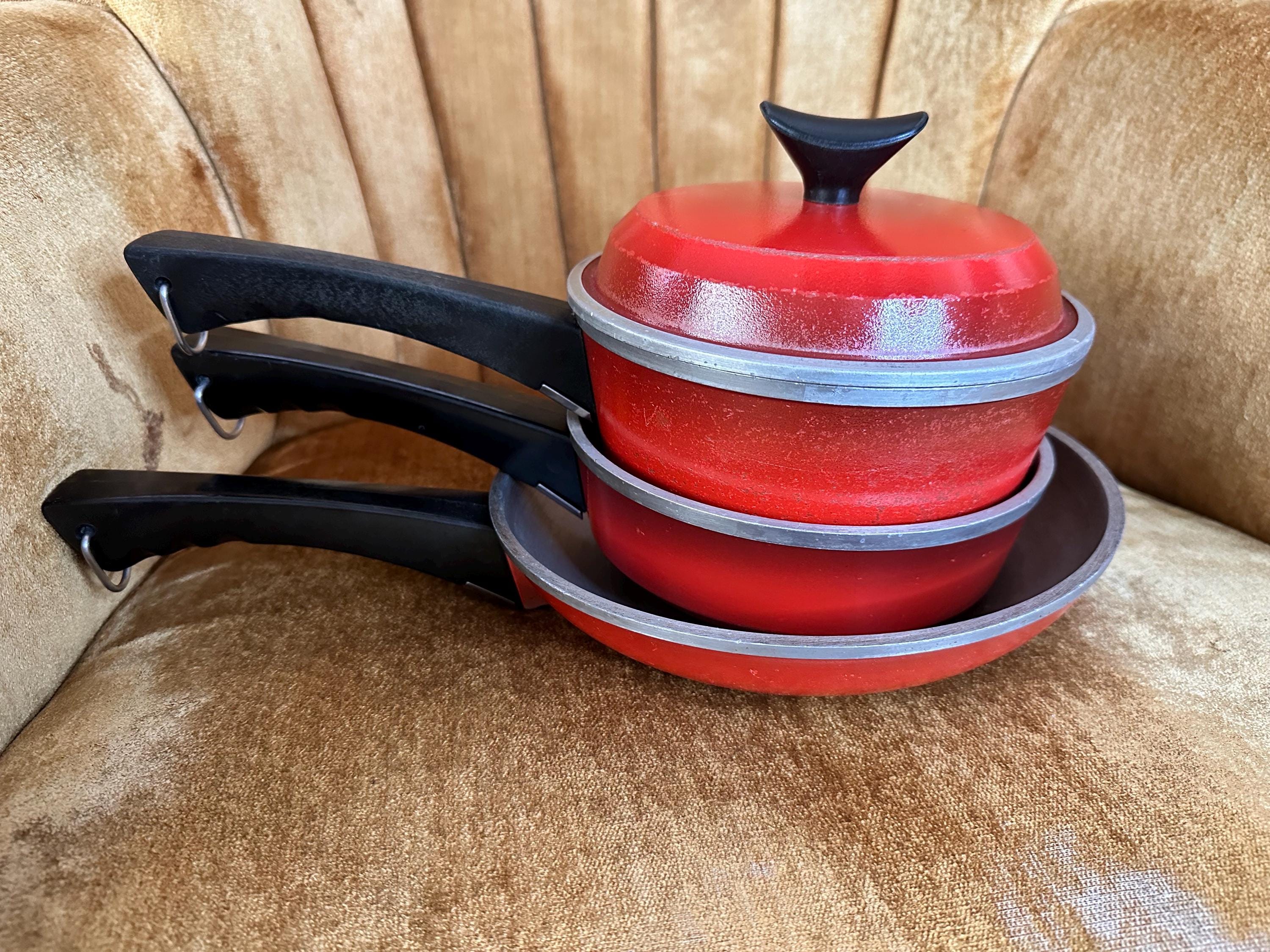 Ancienne casserole en aluminium sur la cuisinière avec le feu et la fumée de cuisson façon folk Photo Stock - Alamy