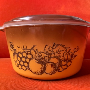 Old Orchard Pattern Pyrex 473 1 quart Casserole Dish with Brown Lid