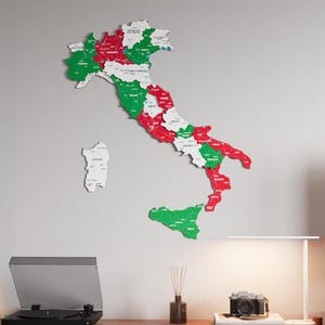 Può includere: Una mappa da parete dell'Italia divisa in singole regioni, colorate in rosso, bianco e verde. Ogni regione è etichettata con il proprio nome in testo nero. La mappa include la terraferma, la Sicilia e la Sardegna come decorazione murale.