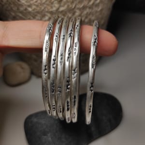 Breiter Armreif aus 925 Sterling Silber, gehämmerter Armreif, Unisex Schmuck, Geschenk für ihn, Geschenk für sie