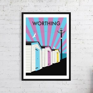 Retro Riviera: Candy Skies über Worthings Strandhütten in Pop Art – Giclée Wandkunst mit Rahmen und Aufhängung