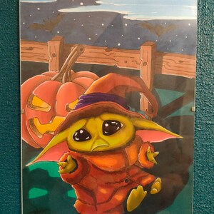 Peut inclure: Illustration sur le thème d'Halloween avec un personnage portant un chapeau et une robe de sorcière, avec une citrouille sculptée en arrière-plan. L'œuvre est placée devant un ciel nocturne avec des chauves-souris et des étoiles, créant une atmosphère effrayante.