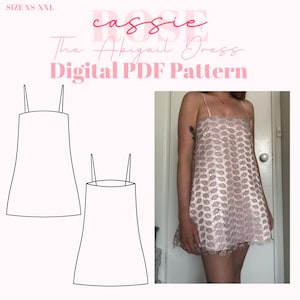Op de afbeelding: Digitaal PDF-patroon voor "The Abigail Dress" van Cassie Rose. De afbeelding toont een schets van de jurk en een foto van de jurk in lichtroze bloemenkant. De jurk heeft dunne bandjes en een uitlopende rok.