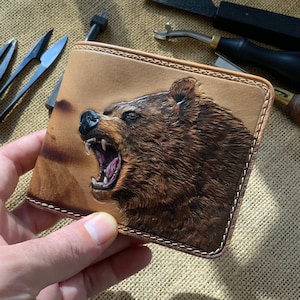 Bär schnitzen Brieftasche, Handpunzierte Leder Brieftasche, personalisierte Brieftasche, Bär Handgeschnitzte Brieftasche, Weihnachtsgeschenk, Geschenk für ihn, Bifold Brieftasche