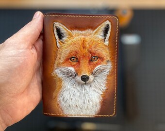 Cartera mediana de piel tallada con zorro, cartera de viaje hecha a mano, cartera personalizada, cartera de piel de grano completo, cartera con relieve de zorro rojo