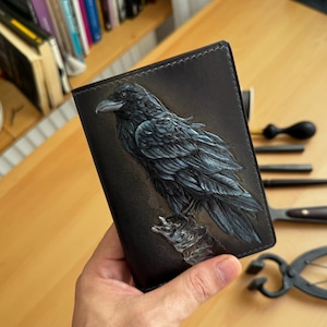 Cartera de cuero con tallado de cuervo, cartera de cuero de tamaño mediano, cartera de viaje, pintura de cuervo, cartera de viaje hecha a mano, regalo de Navidad