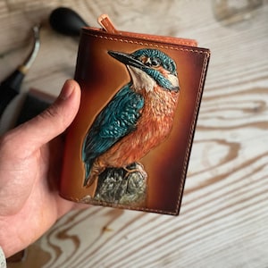 Cartera de piel con relieve de martín pescador hecha a mano con múltiples bolsillos y materiales duraderos, cartera para mujer, regalos para el día de la madre