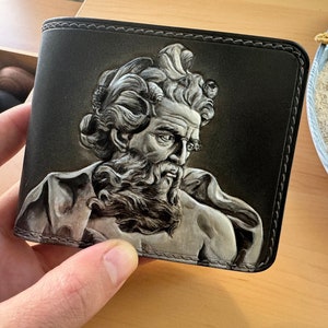 Poseidon geschnitzte Lederbrieftasche, mythischer Charakter, handpunzierte Lederbrieftasche, Neptün-Skulptur, Brieftasche für Herren, Prägung Lederbrieftasche