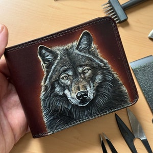 Cartera de cuero con tallado de lobo, cartera de cuero hecha a mano, cuero repujado, cartera personalizada, cartera de cuero para hombre, cartera VegTan