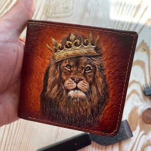 Cartera con grabado de león, Cartera de piel de grano completo, Cartera King Lion, Cartera de piel trabajada a mano, Cartera de piel única, Cartera personalizada