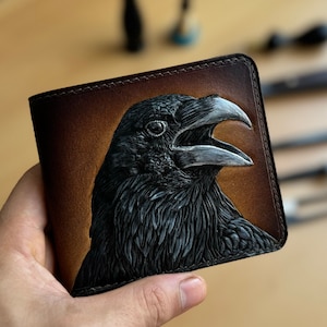 Cartera de cuero con tallado de cuervo, cartera hecha a mano, cartera grabada, cartera para hombres, regalo para él, cartera con relieve, cuervo vikingo