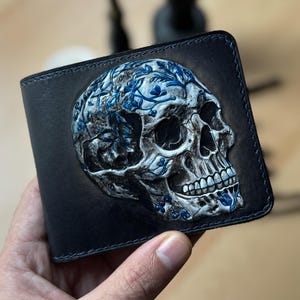 Cartera de cuero con calavera tallada, cartera de motociclista, cartera para hombre, cartera de esqueleto, cartera hecha a mano, cartera con calavera de flores, cartera para motocicleta