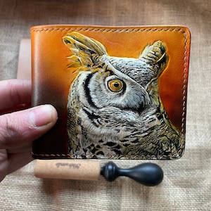 Cartera de cuero tallada con búho cornudo blanco, cartera de cuero con búho, búho cornudo, cartera de arte hecha a mano, regalo de Navidad, cartera hecha a mano