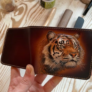 Cartera con tallado de tigre, cartera de cuero hecha a mano, cartera personalizada, edición especial, tallada a mano
