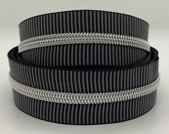 Reißverschluss Silver Stripes, breit, schwarz-grau/ Endlosreißverschluss mit metallisierter Kunststoffraupe / Meterware