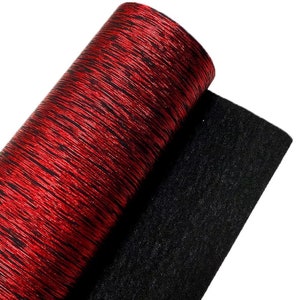 Könnte beinhalten: Roter und schwarzer Kunstlederstoff mit Metallic-Glanz. Der Stoff hat ein gestreiftes Muster.
