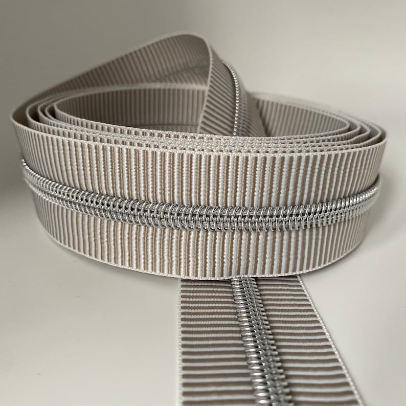 Reißverschluss Silver Stripes, breit, hellgrau-weiß / Endlosreißverschluss mit metallisierter Kunststoffraupe / Meterware / gestreift Bild 6