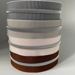 Reißverschluss Silver Stripes, breit, hellgrau-weiß / Endlosreißverschluss mit metallisierter Kunststoffraupe / Meterware / gestreift Bild 9