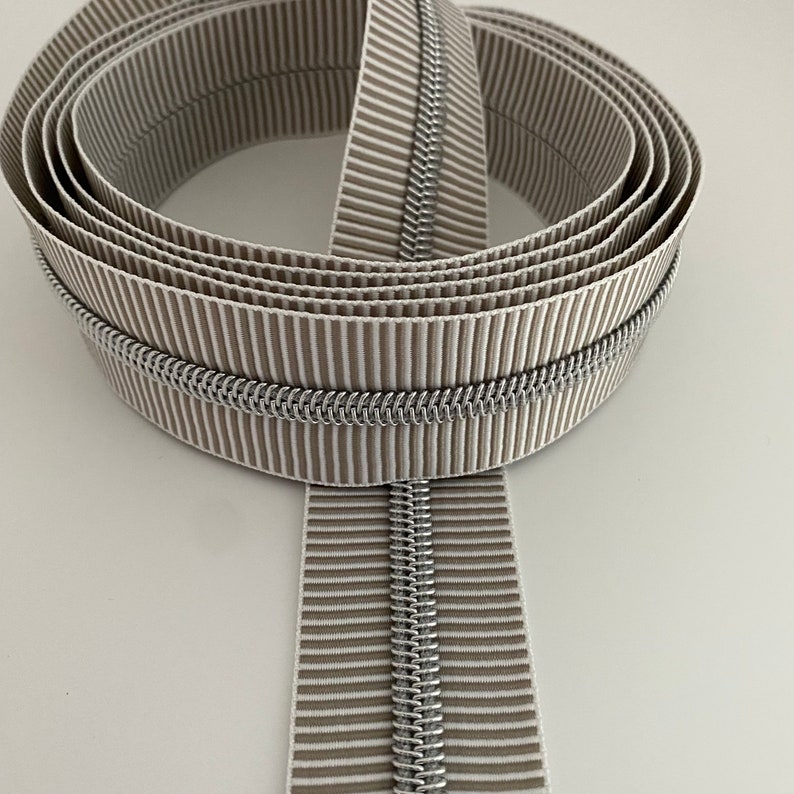 Reißverschluss Silver Stripes, breit, hellgrau-weiß / Endlosreißverschluss mit metallisierter Kunststoffraupe / Meterware / gestreift Bild 5