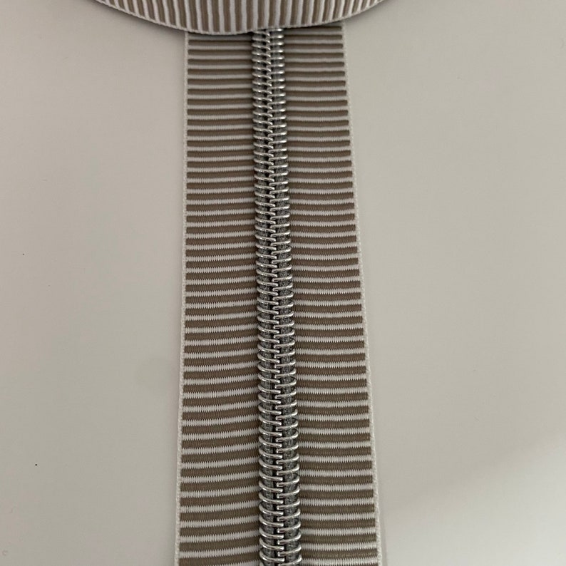 Reißverschluss Silver Stripes, breit, hellgrau-weiß / Endlosreißverschluss mit metallisierter Kunststoffraupe / Meterware / gestreift Bild 3