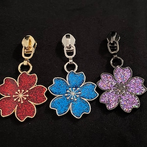 Zipper „Sparkling Blossom“, schmal / Schieber für schmale Endlosreißverschlüsse mit Kunststoffraupe / Anhänger / Puller