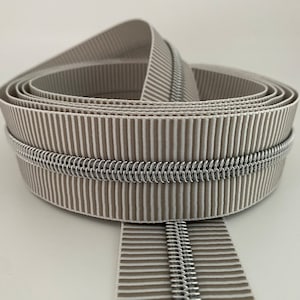 Reißverschluss Silver Stripes, breit, hellgrau-weiß / Endlosreißverschluss mit metallisierter Kunststoffraupe / Meterware / gestreift Bild 1