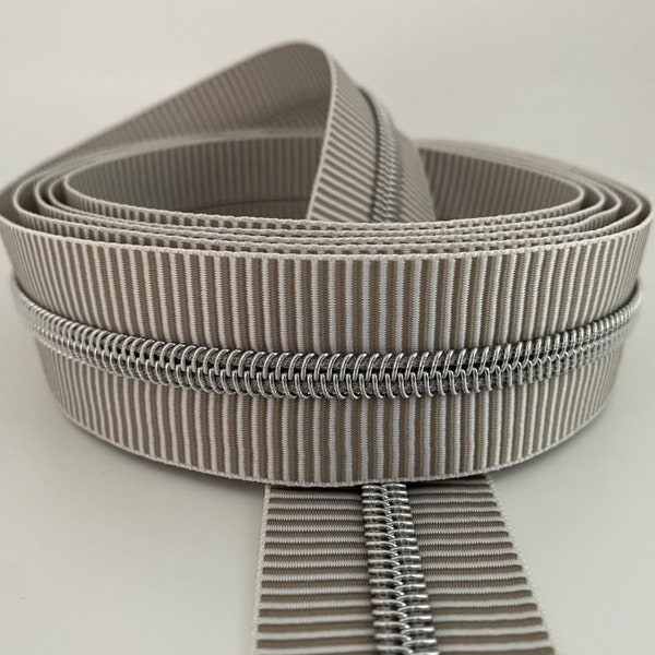 Reißverschluss Silver Stripes, breit, hellgrau-weiß / Endlosreißverschluss mit metallisierter Kunststoffraupe / Meterware / gestreift
