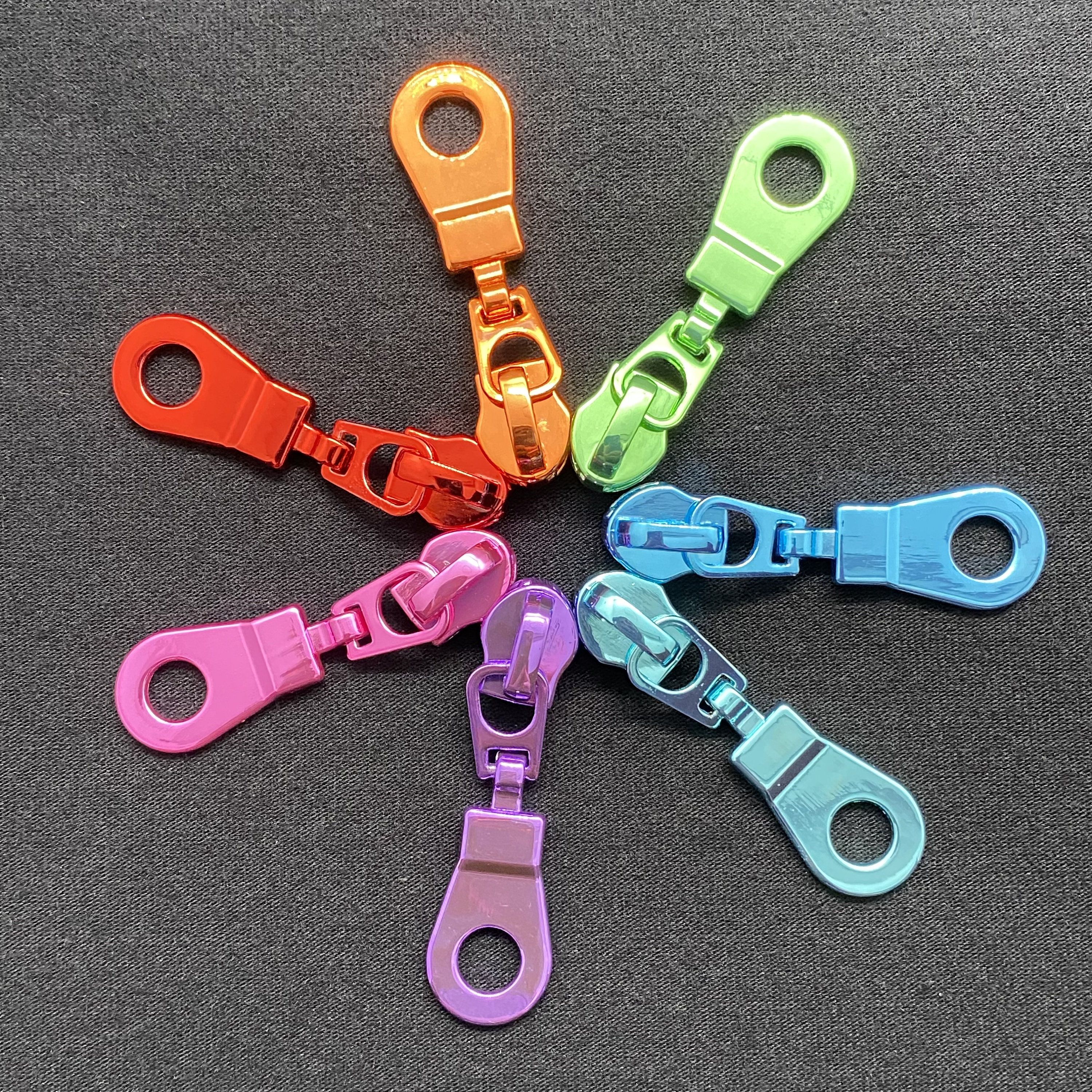 Zipper „Circle - Intense Colors“, breit / Schieber für breite Endlosreißverschlüsse mit Kunststoffraupe / Anhänger / Puller