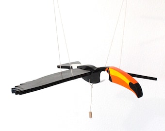 Móvil de madera Toucan Toco hecho a mano / Colección Móvil