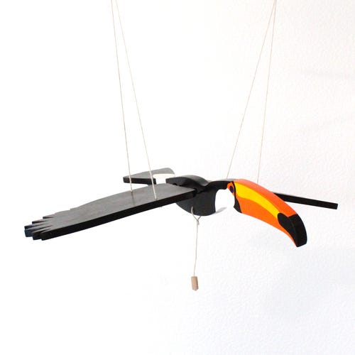Mobile artisanal Toucan Toco en bois / Collection Mobile