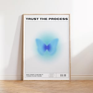 Impressão artística "Borboleta Azul 'Confie no Processo'", Decoração Espiritual para Dormitório (Impressão Digital)