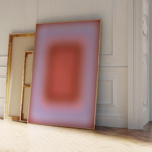 Könnte beinhalten: Drei gerahmte abstrakte Kunstwerke lehnen an einer weißen Wand. Das größte Kunstwerk zeigt einen Farbverlauf aus Rot und Lila in einem goldenen Rahmen. Die anderen beiden haben goldene Rahmen und neutrale Leinwände.