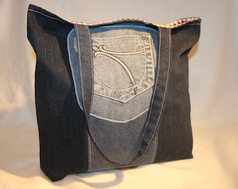 Jeans pocket with pink lining