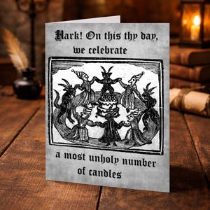 Mittelalterliche Gothic 13,7 x 18,5 cm Geburtstagskarte mit urkomischem, sarkastischem Zitat, dunklem Holzschnitt, Teufel, Feier, witziger okkulter Humor