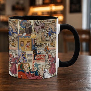 Puede incluir: Una taza de cerámica blanca con asa e interior negros, que presenta un collage detallado de ilustraciones de manuscritos medievales. El estampado incluye varias figuras con vestimenta histórica, criaturas míticas, un sol y texto en latín.