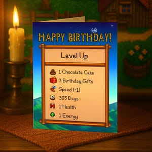 Könnte beinhalten: Geburtstagskarte mit dem Text "HAPPY BIRTHDAY!" und "Level Up". Die Karte zeigt eine Liste von Gegenständen, darunter Schokoladenkuchen, Geburtstagsgeschenke und Gesundheit. Der Hintergrund zeigt eine pixelige Landschaft mit einem Haus und Bäumen.