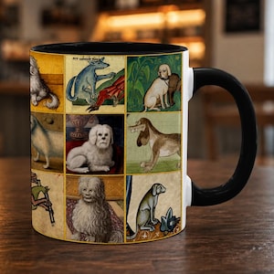 Può includere: Una tazza in ceramica bianca con manico e interno neri, caratterizzata da una griglia di nove distinte illustrazioni in stile medievale di vari cani in tonalità tenui di marrone, bianco, grigio e blu su uno sfondo color pergamena.