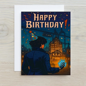 Può includere: Biglietto di compleanno con un'illustrazione fantasy. La carta presenta le parole "Happy Birthday!" sopra una scena con una persona con un cappello da festa, un ponte e un edificio con la scritta "Hotel Krat". La persona tiene in mano un globo blu brillante.
