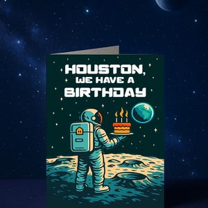 Op de afbeelding: Verjaardagskaart met een astronaut op een maanachtig oppervlak met een taart. De kaart heeft de tekst "Houston, We Have a Birthday" in het wit. De achtergrond is een donkerblauwe ruimtescène met sterren en planeten.