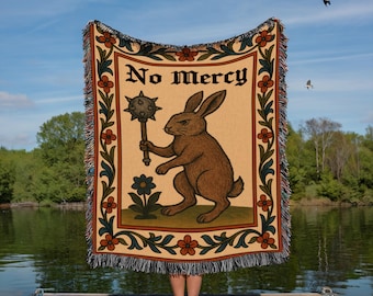Manta tejida de conejo medieval, divertida manta estilo tapiz, arte de conejo "Sin piedad", decoración mágica y peculiar para el hogar, un regalo único y peculiar.