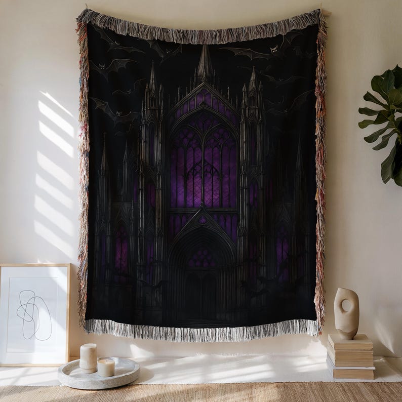 Puede incluir: Un tapiz negro con una catedral g&oacute;tica con vidrieras moradas y murci&eacute;lagos. El tapiz tiene un borde con flecos. La obra de arte evoca una atm&oacute;sfera oscura y misteriosa.