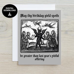 Könnte beinhalten: Digitale Grußkarte zum Herunterladen mit grauem Hintergrund und einer Schwarz-Weiß-Illustration. Die Illustration zeigt eine teufelartige Figur, die von Menschen umgeben ist, mit dem Text "May thy birthday yield spoils be greater than last year's pitiful offering."