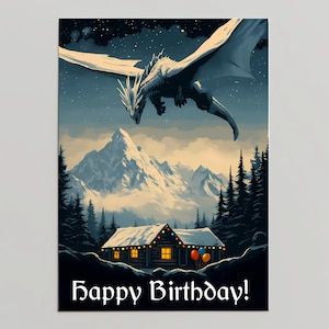 Peut inclure: Carte d'anniversaire sur le thème de la fantaisie, représentant un dragon blanc volant au-dessus d'une chaîne de montagnes enneigées et d'un chalet décoré de lumières et de ballons. Le texte "Happy Birthday!" est écrit en bas.