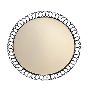 Könnte beinhalten: Ein runder Spiegel mit einem schwarzen Metallrahmen. Der Rahmen besteht aus einer Reihe ineinandergreifender Kreise.