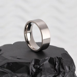 Anillo de bodas plano de titanio, ajuste cómodo, acabado cepillado - Anchos de 4 a 7 mm - Cambio de tamaño GRATIS - Titanio plateado - Grabado interior gratuito