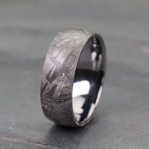 Meteorit und Tantal Ring.  Ehering Band Muonionalusta Meteorit mit Tantal Innenhülse, 7 oder 8 mm breit. Einzigartige Kristallstruktur