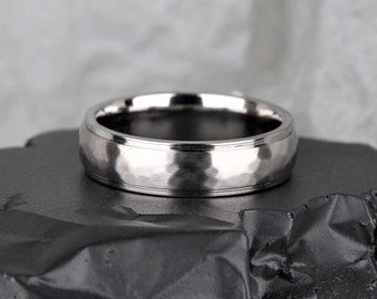 Anillo de boda de titanio martillado con borde escalonado, ajuste cómodo, centro con acabado mate, disponible en anchos de 5 a 8 mm. Ajuste de talla gratuito.