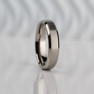 Personalized Titanium Wedding Band – Brushed Bevelled Edge Ring, Comfort Fit 5mm, Minimalist Promise Ring – Free Engraving & Resizing